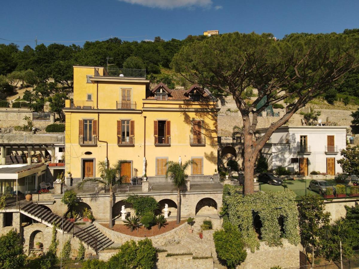 Villa Di Natale Пагани Екстериор снимка